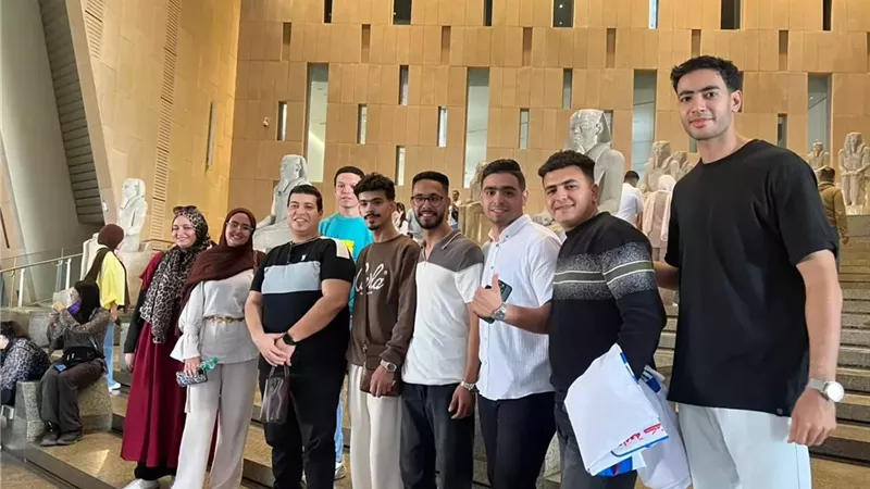 طلاب العلاج الطبيعي بجامعة كفرالشيخ في زياره للمتحف المصري الكبير