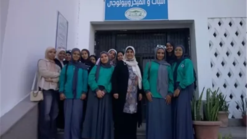 رحلة علمية لطلاب مدرستين من الإسماعيلية إلى كلية علوم القناة