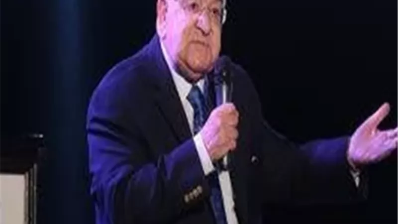 تكريم المخرج محمد عبد العزيز بجائزة الهرم الذهبي بمهرجان القاهرة