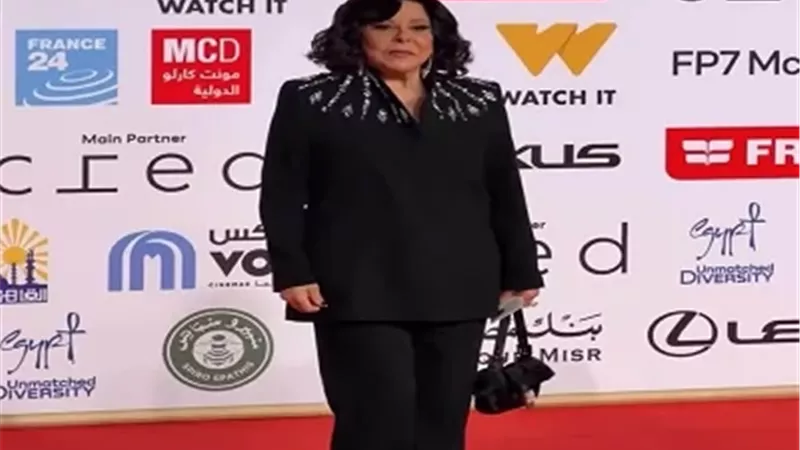 مي عمر ترد على منتقدي إطلالة إسعاد يونس بمهرجان القاهرة