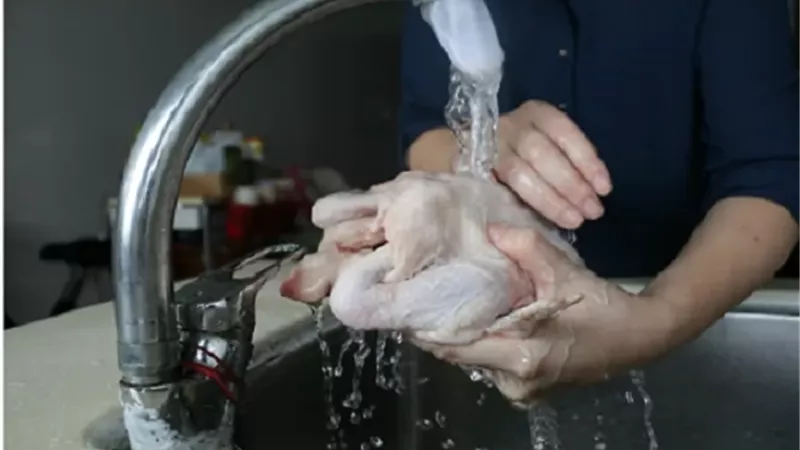 احذر.. غسل الدجاج النيء لا يطهّره بل يسممك