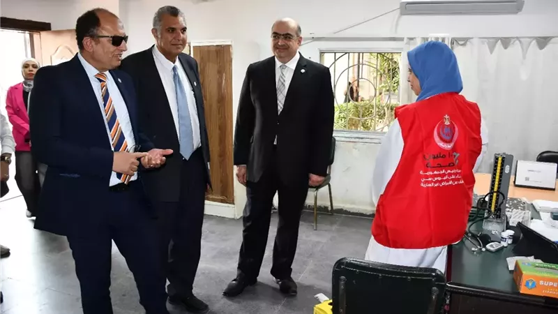 رئيس جامعة حلوان يتفقد فعاليات حملة دعم صحة المرأة
