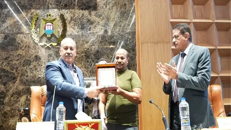 محافظ أسيوط يكرم مدير وحدة الإنقاذ السريع تقديرًا لجهوده