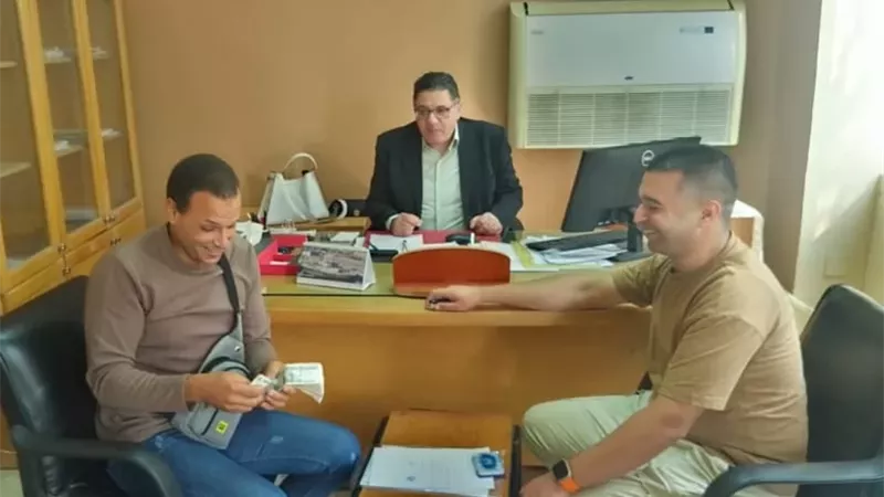 وزير العمل ينصف مواطنًا من ذوي الهمم بمدينة فايد.. ويأمر بصرف مستحقاته فورًا