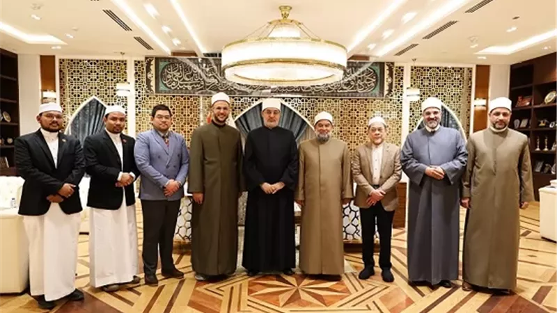 المفتي يستقبل وفدًا من قيادات منظمة خريجي الأزهر بتايلاند