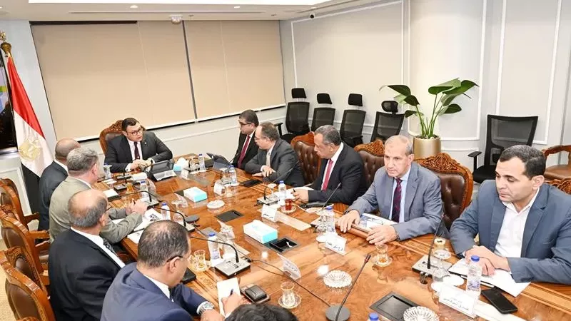 وزير الإسكان يتابع المشروعات التي تنفذها المقاولون العرب