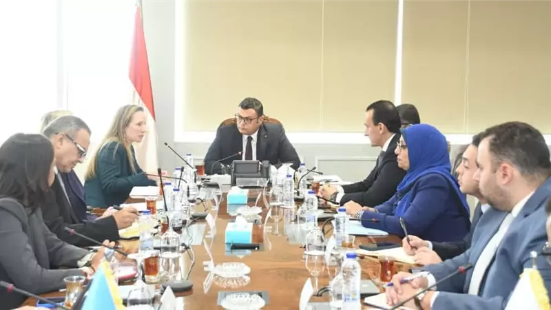 وزير الإسكان يبحث التعاون مع البنك الدولي