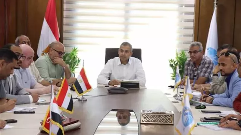 عبد المنعم يلتقي مديري الفروع والرؤساء باستمرارية تحسين الخدمات
