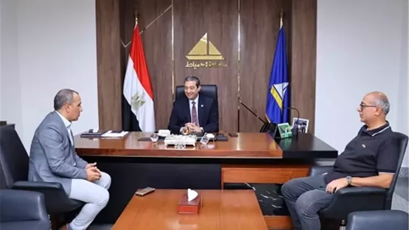 محافظ دمياط يهنئ رئيس قطاع الكهرباء