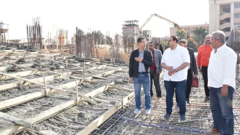 رئيس جامعة بنها يتفقد أعمال صب الدور الأرضي بمبنى المدرجات الجديد بكفر سعد