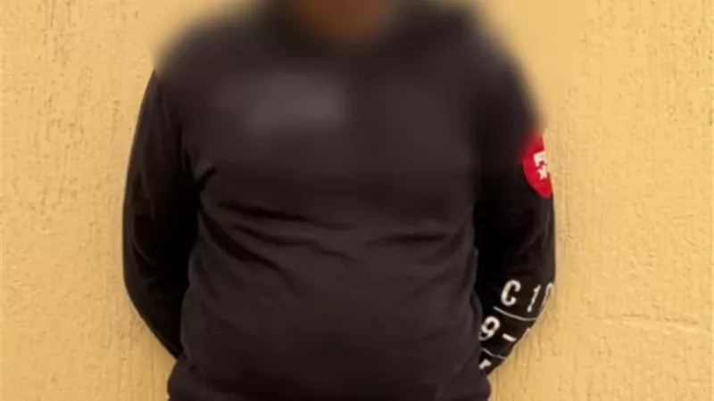 ضبط شخص تعدى على شاب بإستخدام 
