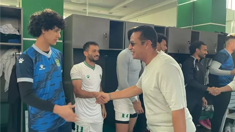 يحضر تدريب الفريق ويطالب اللاعبين بالعودة للانتصارات