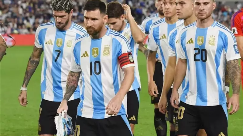 لاعب الزمالك فى مواجهة ميسى بمباراة أنجولا والأرجنتين الودية