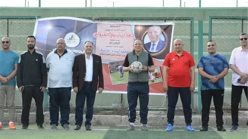 رئيس جامعة دمياط يشارك في مباراة كرة القدم مع الطلاب