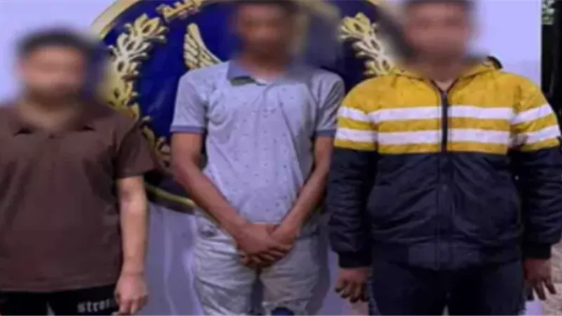 ضبط 3 عاطلين وسيدة لسرقتهم الهواتف والمشغولات الذهبية والمتاجر