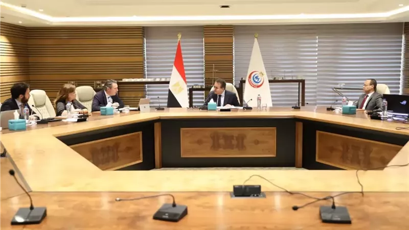 عبد الغفار يبحث مع البنك الأوروبي تطوير المنشآت الصحية
