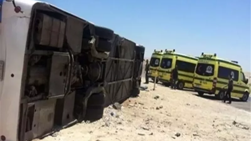انقلاب أتوبيس رحلات يتسبب فى مصرع مشرفة وإصابة 23 طفلًا بأسوان
