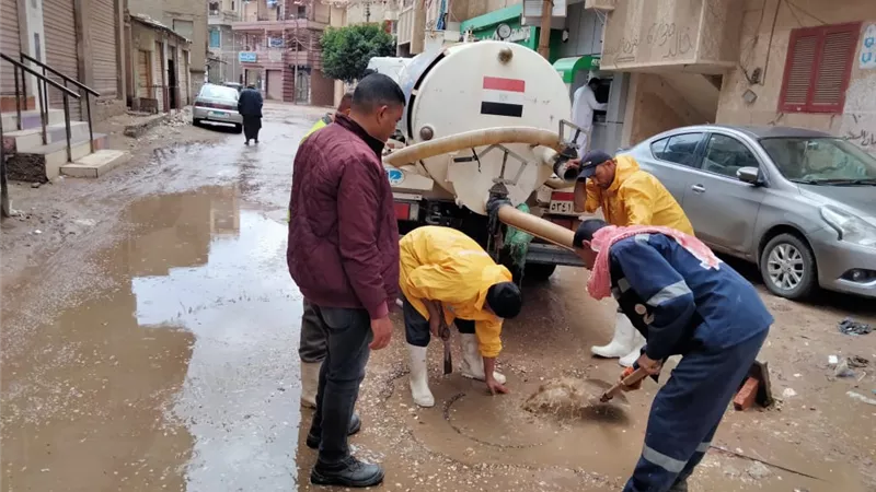 عبد المعطى يتابع جهود كسح مياه الأمطار بمراكز ومدن كفرالشيخ