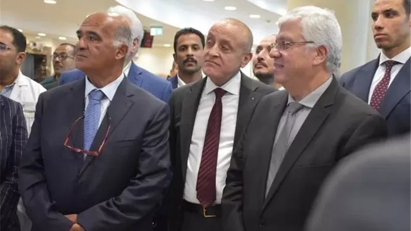 لحظة إنسانية بالأقصر.. وزير التعليم العالى يلتقى أطفال الأورام