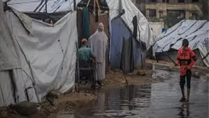 آلاف الخيام بغزة غرقت بفعل منخفض جوي يضرب القطاع