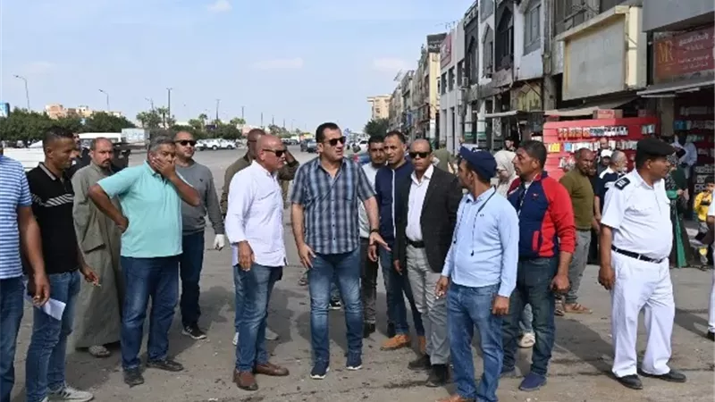 رئيس جهاز العاشر يقود حملة على إمبراطورية الباعة الجائلين.. بالصور