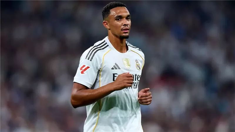 لا داع للذعر .. رومانو يكشف شعور ريال مدريد حول مستوي أرنولد