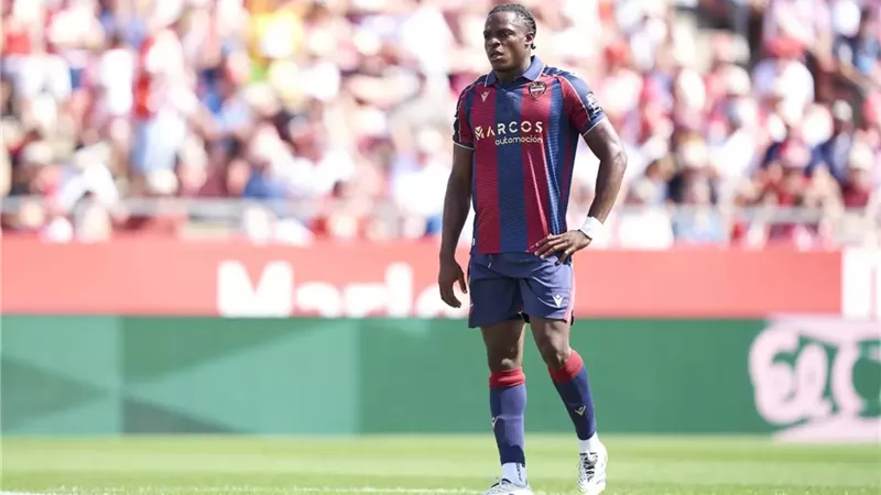 برشلونة ينافس آرسنال ومانشستر يونايتد على ضم إيونج