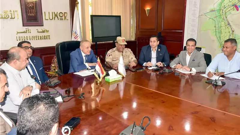 محافظ الأقصر يعقد اجتماعًا تنسيقيًا لبدء احتفالات العيد القومى