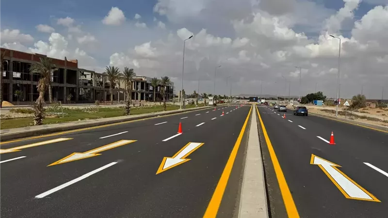 تعرف على أحدث مشروعات الطرق بالمواصفات القياسية بمدينة الشروق.. فيديو
