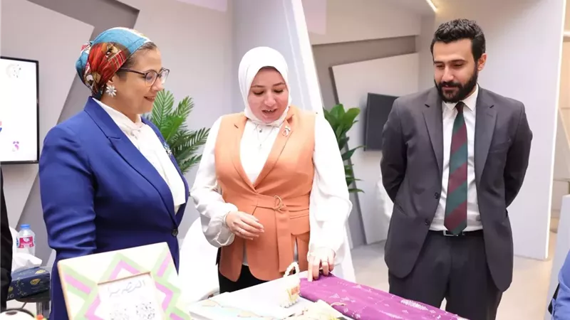 المستشارة أمل عمار تتفقد جناح المجلس القومي للمرأة