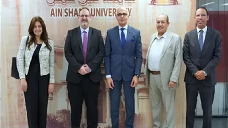 رئيس جامعة عين شمس يستقبل وفد مجمّع الجامعات الكندية