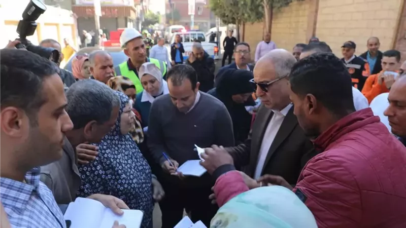 في شوارع أبوقرقاص..المحافظ يقترب من الناس ويستمع لنبضهم على الأرض