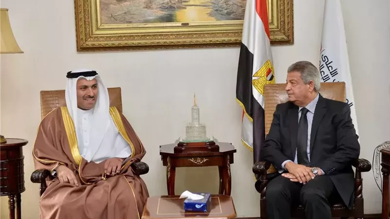 خالد عبدالعزيز يلتقي وزير الإعلام البحريني لبحث تعزيز الشراكة الإعلامية