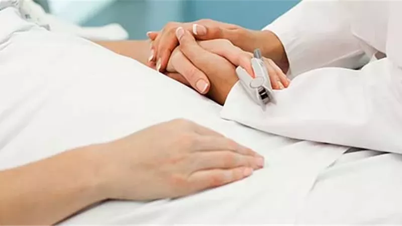 هل زيارة المريض عبادة؟.. عالم وزارة الأوقاف يجيب