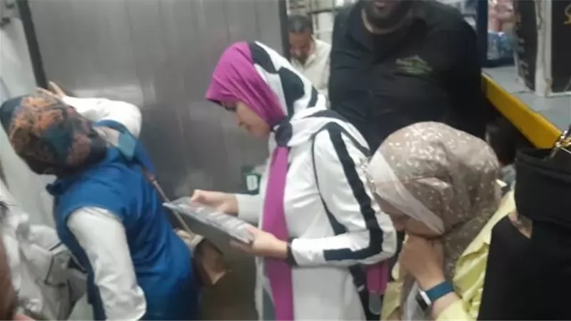تفاصيل ضبط أكثر من 400 كيلو لحوم فاسدة بالشروق داخل محلات مشهورة.. صور