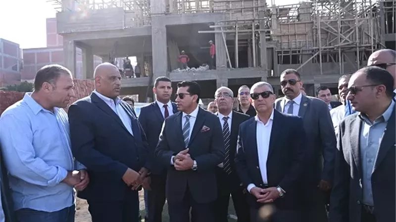 وزير الشباب ومحافظ الإسماعيلية يتفقدان المدرسة المصرية اليابانية