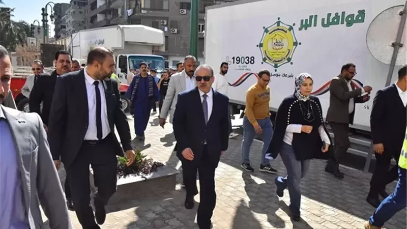 محافظ أسيوط يتفقد قافلة 