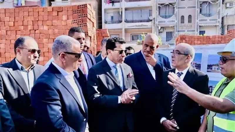 وزير الشباب ومحافظ الإسماعيلية يتفقدان 