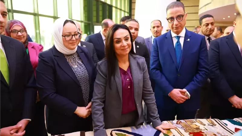 وزيرة التضامن ومحافظ الفيوم يتفقدان معرض 