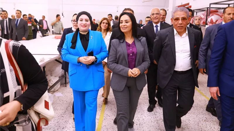وزيرة التضامن ومحافظ الفيوم يتابعان المشروعات الإنتاجية لمصنع الغزل والنسيج