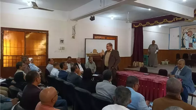 تعليم قنا يناقش جاهزية المدارس للاعتماد الأكاديمي للعام الحالي