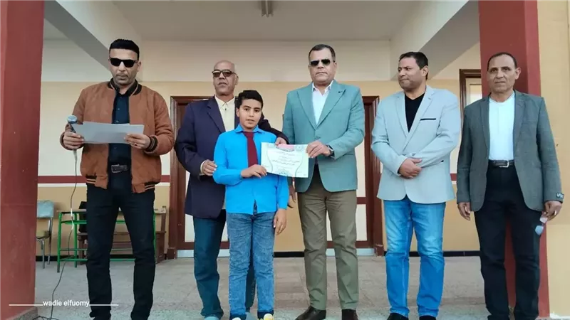 مدير تعليم دمياط يفاجئ مدارس فارسكور ويشيد بإنتظامها