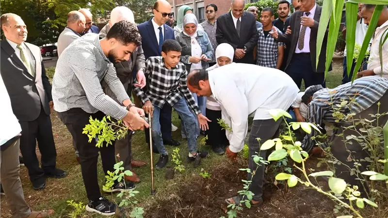 رئيس جامعة أسيوط يفتتح مبادرة بصمة خضراء بغرس شجرة