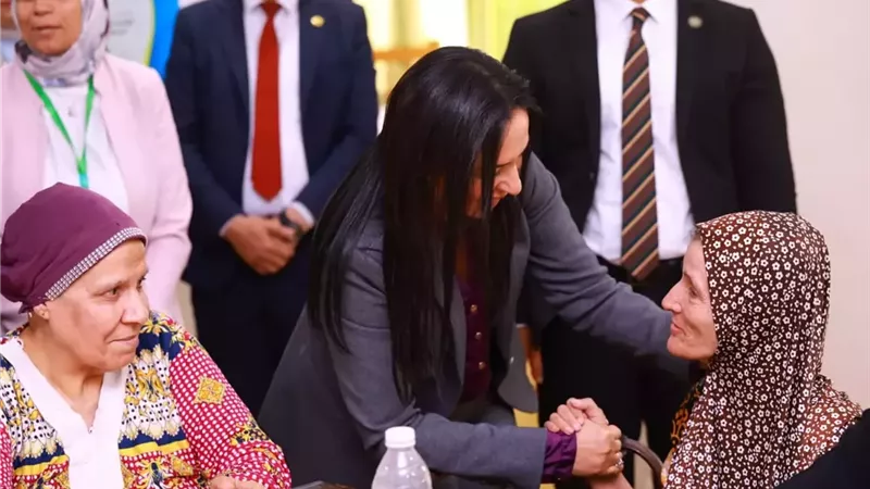 وزيرة التضامن تختتم جولتها بالفيوم بزيارة دار أبو بكر الصديق للمسنين بـ