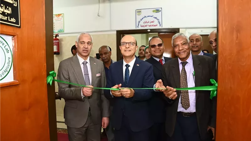 الدكتور المنشاوي يفتتح معمل زراعة الأنسجة النباتية بالمعامل