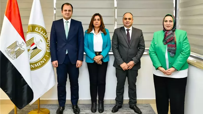 وزيرة التنمية المحلية والقائم بأعمال وزير البيئة توقع إتفاق الدولة المضيفة
