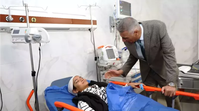 محافظ أسوان يطمئن على الطالبة المصابة فى حادث الأتوبيس