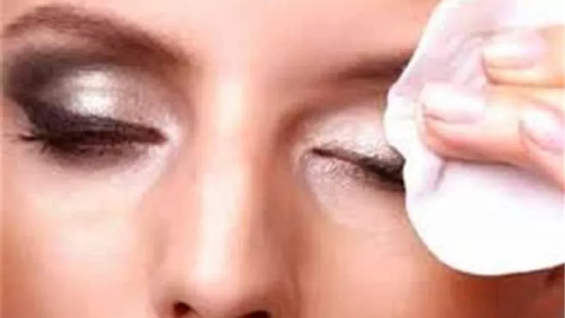 وداعًا للمواد الكيميائية .. مزيلات مكياج طبيعية للبشرة