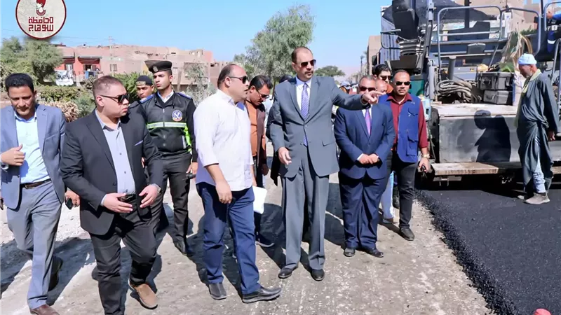 محافظ سوهاج يتفقد مشروع رصف طريق بناويط جهينة بطول 9 كيلومتر