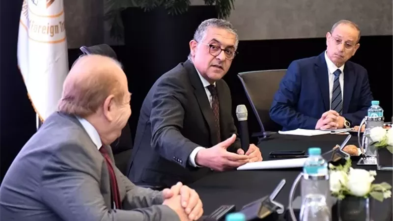 هيئة الاستثمار تبحث دعم بيئة الأعمال مع مستثمري العاشر من رمضان